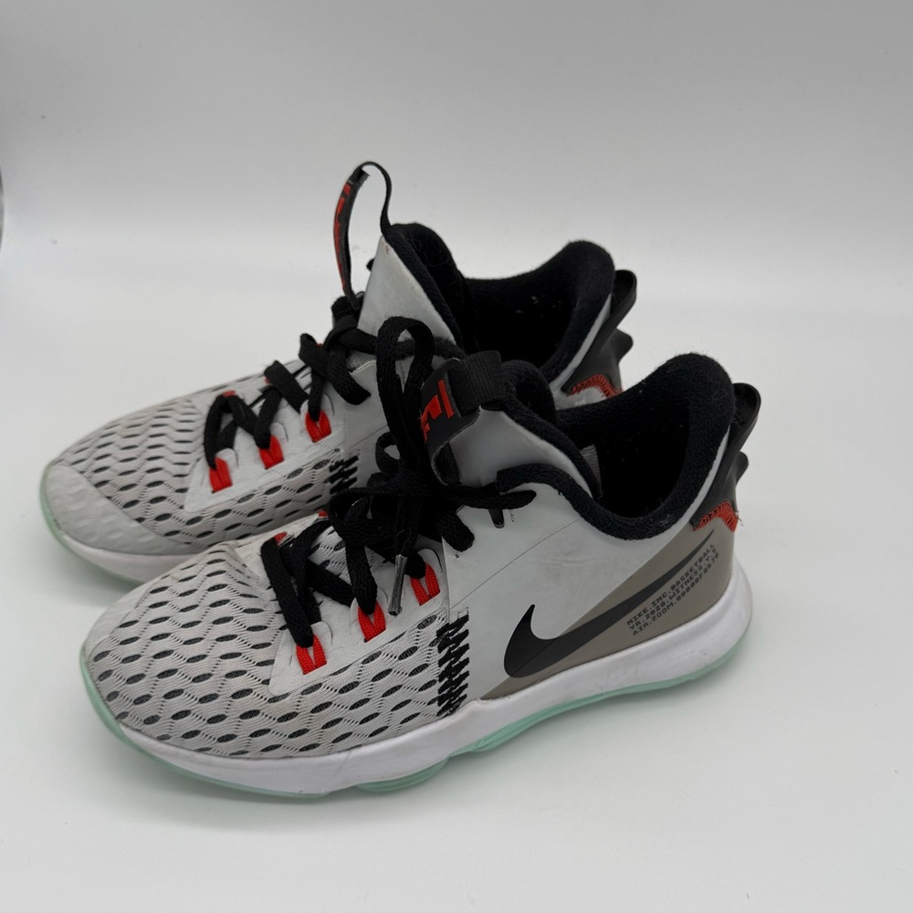 Nike LeBron Witness 5 Pure Platinum Light Dew size 4Y